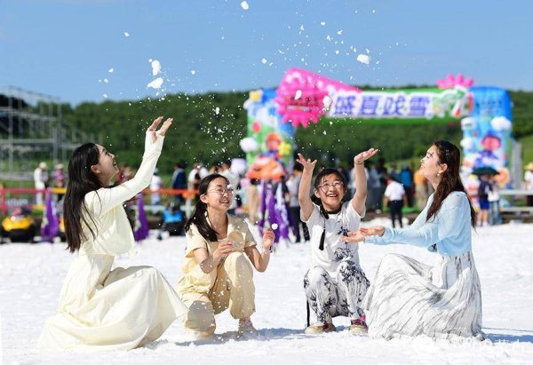共赢优配 内蒙古呼伦贝尔：盛夏戏雪