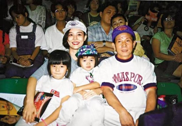 翻翻配资 香港导演刘家良墓地被盗家属遭勒索，遗孀翁静晶发声：拒付赎金，对寻回骨灰不抱希望